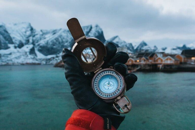 En hand med en kompass
